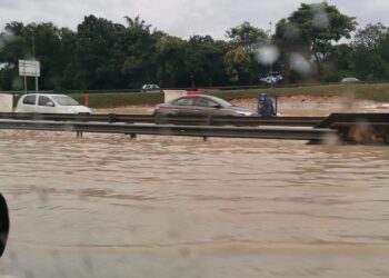 BEBERAPA kawasan dinaiki air sekitar Shah Alam pagi tadi. -  MEDIA SOSIAL (TWITTER AHYATISHAK)