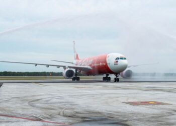 Penerbangan D7 505 dari Incheon (Seoul) ke Kuala Lumpur disambut dengan pancuran air setibanya di Lapangan Terbang Antarabangsa Kuala Lumpur 2 (klia2).