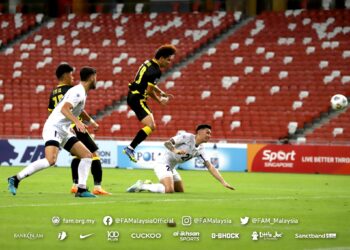 AKHYAR RASHID berjaya membuktikan dia memiliki sentuhan penyudah yang tajam apabila meledak dua gol dalam aksi persahabatan Tier 1 menentang Filipina di Stadium Nasional, Singapura malam ini.- IHSAN FAM