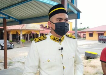 MUHAMAD AKMAL Saleh bercakap kepada pemberita selepas melakukan lawatan di Sekolah Menengah Tahfiz Al Quran (JAIM) Chenderah, Jasin, Melaka. - UTUSAN/DIYANATUL ATIQAH ZAKARYA