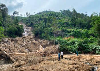 PEGAWAI pejabat exco Kesihatan, Sains, Alam Sekitar dan Teknologi Hijau negeri dan Jabatan Alam Sekitar (JAS) meninjau kawasan air terjun Tanjung Batu yang rosak akibat aktiviti kuari di Pantai Remis baru-baru ini.