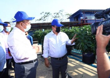 SULAIMAN Md. Ali (kanan) bersama Setiausaha Kerajaan Negeri, Datuk Seri Hasim Hasan (kiri) melawat projek teknologi hijau dan tanaman cili di Bandar Hijau, Ayer Keroh, Melaka. - UTUSAN/RASUL Azli SAMAD