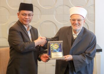 MOHD. Na'im Mokhtar  menyampaikan cenderahati kepada Sheikh Dr. Ekrima Said Sabri ketika kunjungan hormat di Kompleks Islam Putrajaya. - UTUSAN/FAISOL MUSTAFA