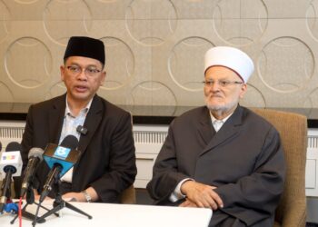 MOHD. Na'im Mokhtar pada sidang akhbar ketika kunjungan hormat Sheikh Ekrima Sabri di Kompleks Islam Putrajaya. - UTUSAN/FAISOL MUSTAFA