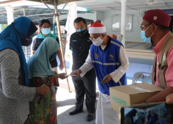 ZULKIFLI Mohamad Al-Bakri (dua dari kanan) menyampaikan Bantuan Musaadah kepada asnaf di Masjid Sultan Abu Bakar Kampung Janda Baik di Bentong, Pahang. - UTUSAN/SALEHUDIN MAT RASAD