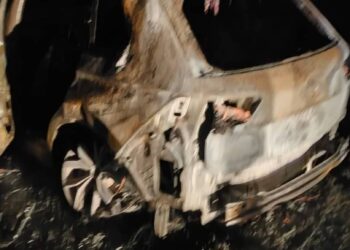 SALAH sebuah kereta yang musnah terbakar dalam kemalangan yang menyaksikan enam  individu nyaris rentung selepas kenderaan dinaiki mereka bertembung dan terbakar di Kilometer 122.9 Lebuhraya PLUS, arah Selatan, petang semalam. - IHSAN BOMBA