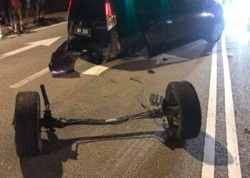 SET tayar belakang sebuah kereta Perodua Alza tercabut selepas terlibat dalam kemalangan di Kilometer 1.5, Jalan Tampin-Seremban, Tampin, Negeri Sembilan. - MEDIA SOSIAL