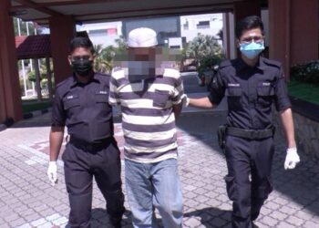 SEORANG buruh warga Indonesia dibawa keluar selepas didakwa atas tiga pertuduhan melakukan amang seksual terhadap anak tirinya di Mahkamah Sesyen di Kuala Terengganu, Terengganu, hari ini.