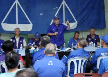 AMINUDDIN Md. Hanafiah berucap dalam program perjumpaan dengan MCA Tambun di Chemor semalam. - UTUSAN/MUHAMAD NAZREEN SYAH MUSTHAFA