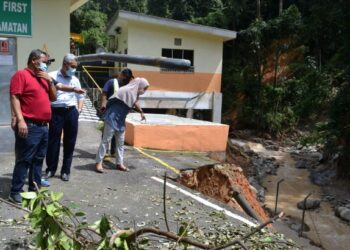 AMINUDDIN Harun (kiri) meninjau sekitar laluan menuju ke Loji Rawatan Air Pantai, Seremban yang terkesan akibat tanah runtuh hari ini. - FOTO/ZAKKINA WATI AHMAD TARMIZI