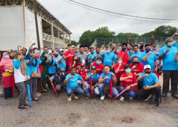 AMINUDDIN Harun (berbaju Melayu) bersama para penyokongnya tiba di Pusat Penamaan Calon Parlimen Port Dickson di Kompleks Pentadbiran Port Dickson , Negeri Sembilan.-UTUSAN/NOR SHAFAWATI YUP.