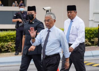 AL-SULTAN Abdullah Ri'ayatuddin Al-Mustafa Billah Shah berkenan keluar dari Istana Negara untuk bertemu dan menyampaikan bungkusan makanan kepada pengamal media.