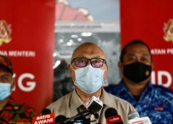 AMINUDDIN Hassim dalam sidang akhbar di PKTK, Taman Sri Muda, Seksyen 25 mengenai perkembangan bencana banjir di seluruh negara di Shah Alam, Selangor. - UTUSAN / ZULFADHLI ZAKI