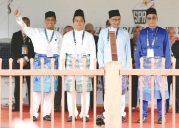 AHMAD Faizal Azumu (dari kiri), Abdul Rahim Tahir, Anwar Ibrahim dan Aminuddin Md. Hanafiah pada penamaan calon Parlimen Tambun di Meru, Ipoh, Perak. - UTUSAN/MUHAMAD NAZREEN SYAH MUSTHAFA