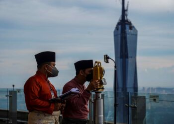 Cerapan anak bulan yang dibuat di Menara Kuala Lumpur, tahun lalu bagi menentukan tarikh mula berpuasa. – UTUSAN/SHIDDIEQIIN ZON