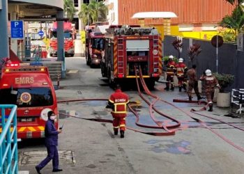 ANGGOTA bomba berusaha memadamkan kebakaran melibatkan sebuah stor pusat boling di pusat membeli-belah Seremban Prima, Seremban, pagi tadi. - IHSAN BOMBA