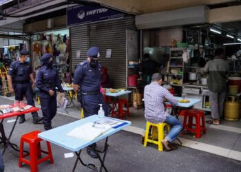 SERAMAI 16,261 anggota itu memantau sebanyak 5,718 restoran, 4,609 pasar raya, 4,115 penjaja, 2,738 bank, 2,403 kilang selain 1,031 buah pejabat kerajaan.