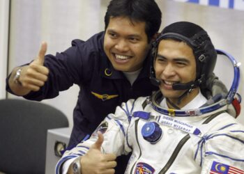 Gambar kenangan Dr. Faiz Khaleed bersama Dr. Sheikh Muszaphar Shukor.