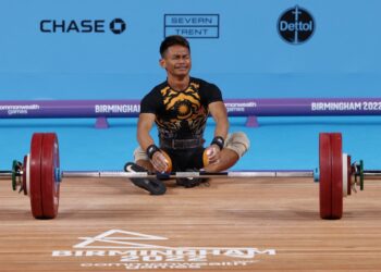 ANIQ Kasdan meraikan kejayaan meraih pingat emas pertama Sukan Komanwel di Birmingham. - AFP