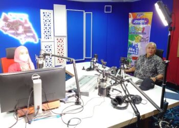 ANNUAR Musa (kanan) ketika ditemu bual juruhebah Johor.fm di konti radio RTM Johor, di Johor Bahru.