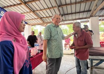ANNUAR Musa (dua kiri) menyampaikan bantuan kepada salah seorang mangsa ribut di Kampung Tegayong, Melor, Kota Bharu, Kelantan.- UTUSAN/ROSMIZAN RESDI