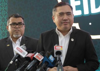 ANTHONY Loke pada sidang akhbar di Airasia RedQ, Sepang, Selangor. - UTUSAN/FAISOL MUSTAFA