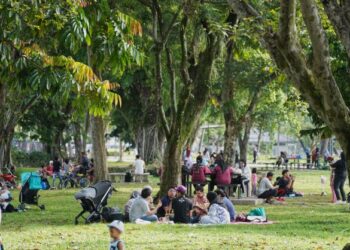 HANYA mereka yang mengambil vaksin dibenarkan berada di tempat-tempat tumpuan awam. - UTUSAN/MUHAMAD IQBAL ROSLI