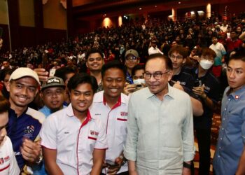 ANWAR Ibrahim bergambar bersama pelajar yang menghadiri Program Temu Anwar di UMS, Kota Kinabalu, Sabah, hari ini.