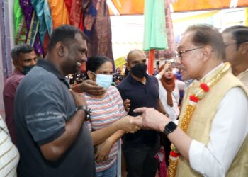 ANWAR Ibrahim bermesra dengan orang ramai semasa melawat Little India Jalan Tengku Kelana Klang, Selangor, hari ini. - UTUSAN/ABDUL RAZAK IDRIS