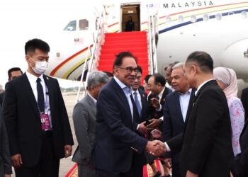 ANWAR Ibrahim tiba di pulau Hainan bagi memulakan lawatan rasmi empat hari di China. - FB ANWAR IBRAHIM