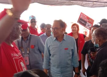 ANWAR Ibrahim disambut penyokong ketika tiba pada program Jelajah PH di Seri Manjung, Lumut, Perak, hari ini. - UTUSAN