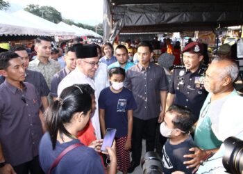 ANWAR Ibrahim bersama pengunjung Bazar Ramadan Taman Jati di Meru, Ipoh hari ini. - UTUSAN//MUHAMAD NAZREEN SYAH MUSTHAFA