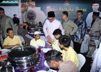 ANWAR Ibrahim menghadiri majlis berbuka puasa di Masjid Ittihadiah, Manjoi di Ipoh hari ini. - UTUSAN/MUHAMAD NAZREEN SYAH MUSTHAFA