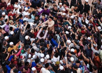 ANWAR Ibrahim bermesra bersama rakyat pada program Munajat Ambang Tahun Baharu 2023 di Masjid Putra, Putrajaya. - UTUSAN/IQBAL ROSLI