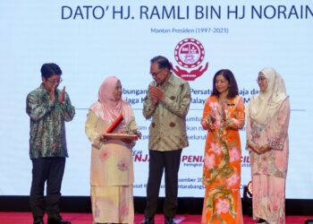 ANWAR Ibrahim menyampaikan Anugerah Khas Jasamu Dikenang kepada Balu Allahyarham Datuk Ramli Noraini, Datin Salmah Marsidin (dua kiri) pada Majlis Perasmian HPPK2022 di  Putrajaya. - UTUSAN/FAISOL MUSTAFA