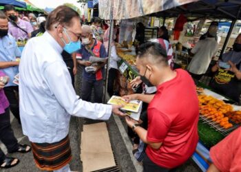 ANWAR Ibrahim beramah mesra bersama peniaga dan pengunjung dalam Program Walkabout Bazar Ramadan di Bazar Ramadan Batu 4, Port Dickson, hari ini. - FOTO/MOHD. SHAHJEHAN MAAMIN