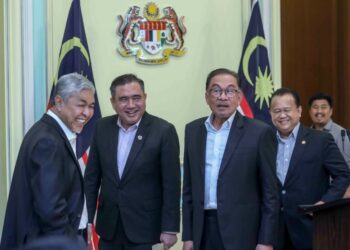 ANWAR Ibrahim bersama menteri-menteri ketika sidang akhbar selepas mesyuarat Kabinet di Pejabat Perdana Menteri, Putrajaya. - UTUSAN/FAISOL MUSTAFA