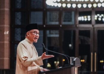 ANWAR Ibrahim ketika menyampaikan amanat Tahun Baharu 2023 pada program Munajat Ambang Tahun Baharu 2023 di Masjid Putra, Putrajaya. - UTUSAN/IQBAL ROSLI