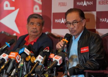 ANWAR Ibrahim dalam sidang akhbar bagi mengumumkan PH cukup sokongan untuk membentuk kerajaan selepas PRU15.