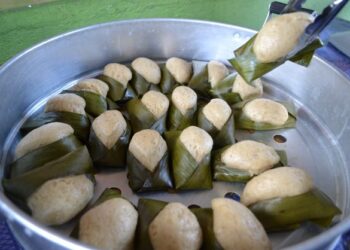 Kuih apam gebu daun pisang yang dihasilkan Norazlina Abuhnoh ketika ditemui di Kampung Ulu Melang, Kuala Pilah pada 4 April 2022.-UTUSAN/ZAKKINA WATI AHMAD TARMIZI.