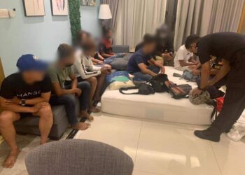 SEBAHAGIAN individu yang ditahan kerana berkumpul sempena Hari Raya di apartment di Johor Bahru, Johor.