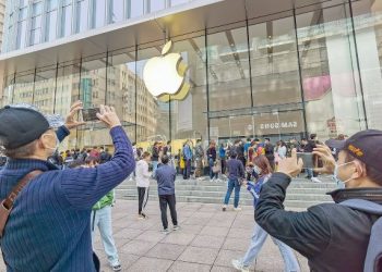 Orang ramai merakamkan suasana di kedai Apple di Shanghai, China sempena pelancaran iPhone 12 baharu. Apple gagal dalam tindakan samannya ke atas sebuah syarikat permulaan membabitkan pelanggaran hak cipta di mahkamah Amerika Syarikat. – AFP