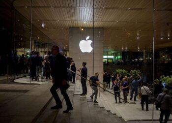 Apple didakwa telah mengenakan caj ‘berlebihan’ dan ‘melanggar undang-undang’ kepada pengguna di United Kingdom sejak bertahun lalu. – AGENSI