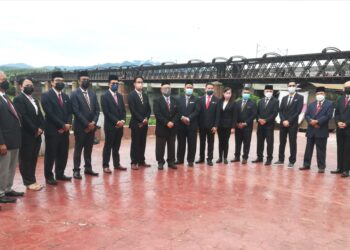 ZULQARNAIN Mohamad (lapan dari kiri) bersama Ahli Majlis selepas Mesyuarat Penuh Ahli Majlis MPKK di Kuala Kangsar, Perak,  hari ini. - UTUSAN/ MOHAMAD HAFIZI MOHD. SAID