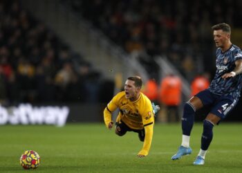 PEMAIN tengah Wolverhampton, Daniel Podence (kiri) terjatuh ketika bersaing dengan pertahanan Arsenal, Ben White dalam aksi Liga Perdana Inggeris hari ini.  - AFP