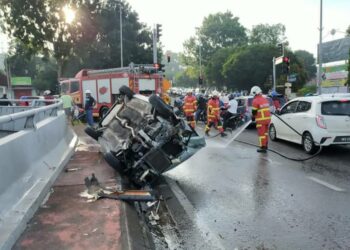 KEADAAN kereta Proton Iswara yang terbalik dalam kemalangan melibatkan empat buah kenderaan di persimpangan lampu isyarat Jalan Bukit Baru-Duyung, Melaka pagi tadi.