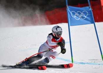 AKSI Aruwin Salehhuddin ketika bersaing dalam acara giant slalom wanita pada Sukan Olimpik Musim Sejuk 2022 di Pusat Ski Alpine Nasional, Yanqing kelmarin.