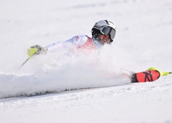 Atlet ski alpine negara, Aruwin Salehhuddin ketika bersaing dalam Run 1 bagi acara slalom wanita pada temasya Sukan Olimpik Musim Sejuk 2022 di Pusat Alpine Skiing Nasional Yanging, Beijing, hari ini. -AFP