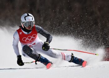 AKSI Aruwin Salehhuddin ketika bersaing dalam acara giant slalom wanita pada Sukan Olimpik Musim Sejuk 2022 di Pusat Ski Alpine Nasional, Yanqing, kelmarin. - AFP