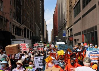 ORANG ramai berhimpun di New York bagi menyuarakan bantahan terhadap pengusiran penyewa rumah.-AFP